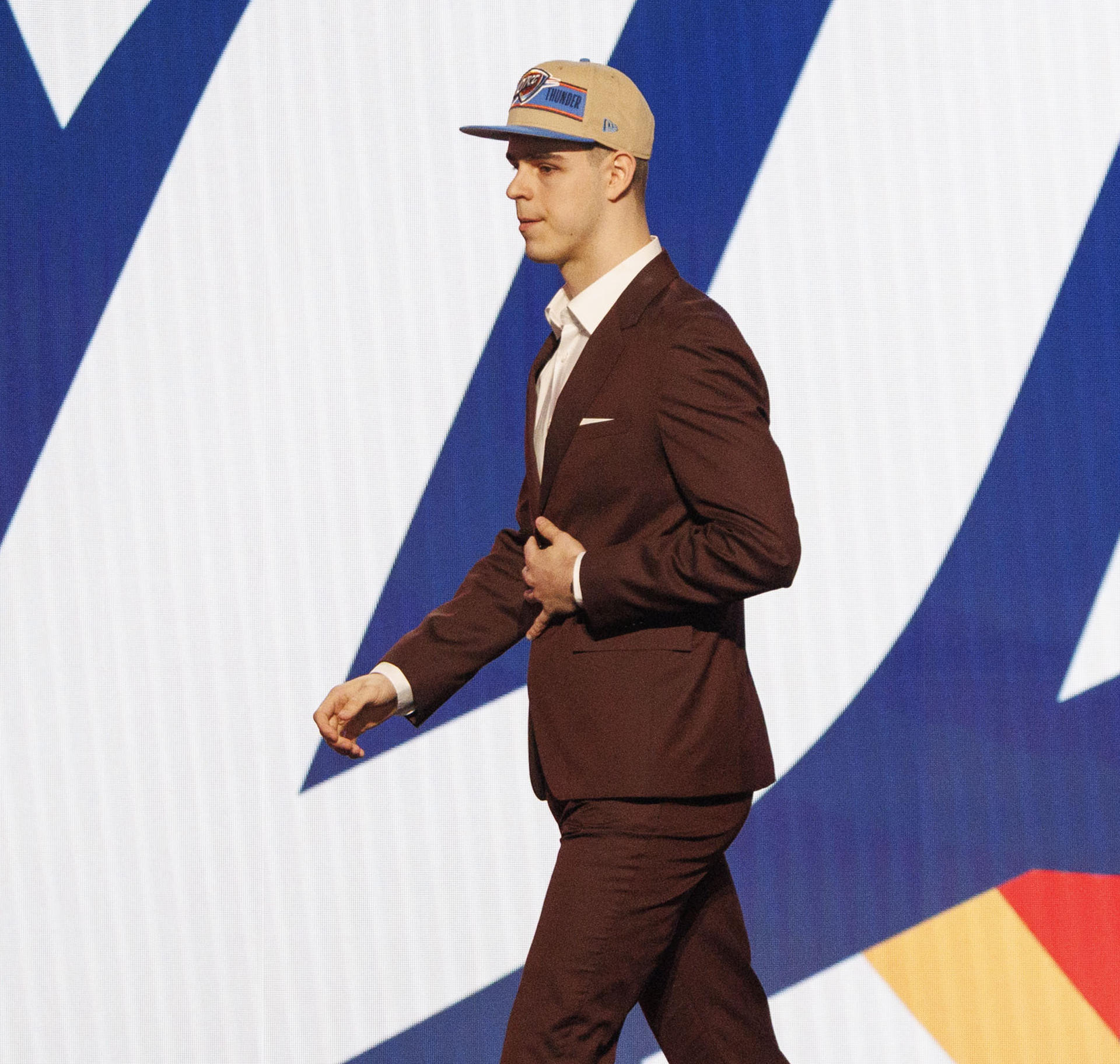 Fotografía tomada al jugador de baloncesto serbio Nikola Topic el 26 de junio de 2024, cuando fue seleccionado por el Oklahoma City Thunder durante el Draft de la NBA. Un año después al base se le ha diagnosticado un cáncer testicular. EFE/EPA/SARAH YENESEL SHUTTERSTOCK OUT