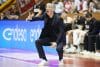 El entrenador del Basquet Girona, Moncho Fernández da instrucciones a sus jugadores ante eñ Gran Canaria, durante un momento del partido entre el Girona y el Gran Canaria de la Liga ACB disputado en el pabellón Fontajau de Girona. EFE/David Borrat