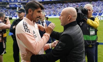 El entrenador del Real Oviedo, Veljko Paunovic (i), saluda a su homólogo del Levante, Julián Calero, momentos antes del inicio del partido de LaLiga EA Sports disputado por ambos equipos el pasado sábado en el Estadio Carlos Tartiere de Oviedo. EFE/ Paco Paredes