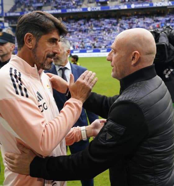 El entrenador del Real Oviedo, Veljko Paunovic (i), saluda a su homólogo del Levante, Julián Calero, momentos antes del inicio del partido de LaLiga EA Sports disputado por ambos equipos el pasado sábado en el Estadio Carlos Tartiere de Oviedo. EFE/ Paco Paredes