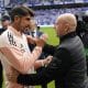 El entrenador del Real Oviedo, Veljko Paunovic (i), saluda a su homólogo del Levante, Julián Calero, momentos antes del inicio del partido de LaLiga EA Sports disputado por ambos equipos el pasado sábado en el Estadio Carlos Tartiere de Oviedo. EFE/ Paco Paredes
