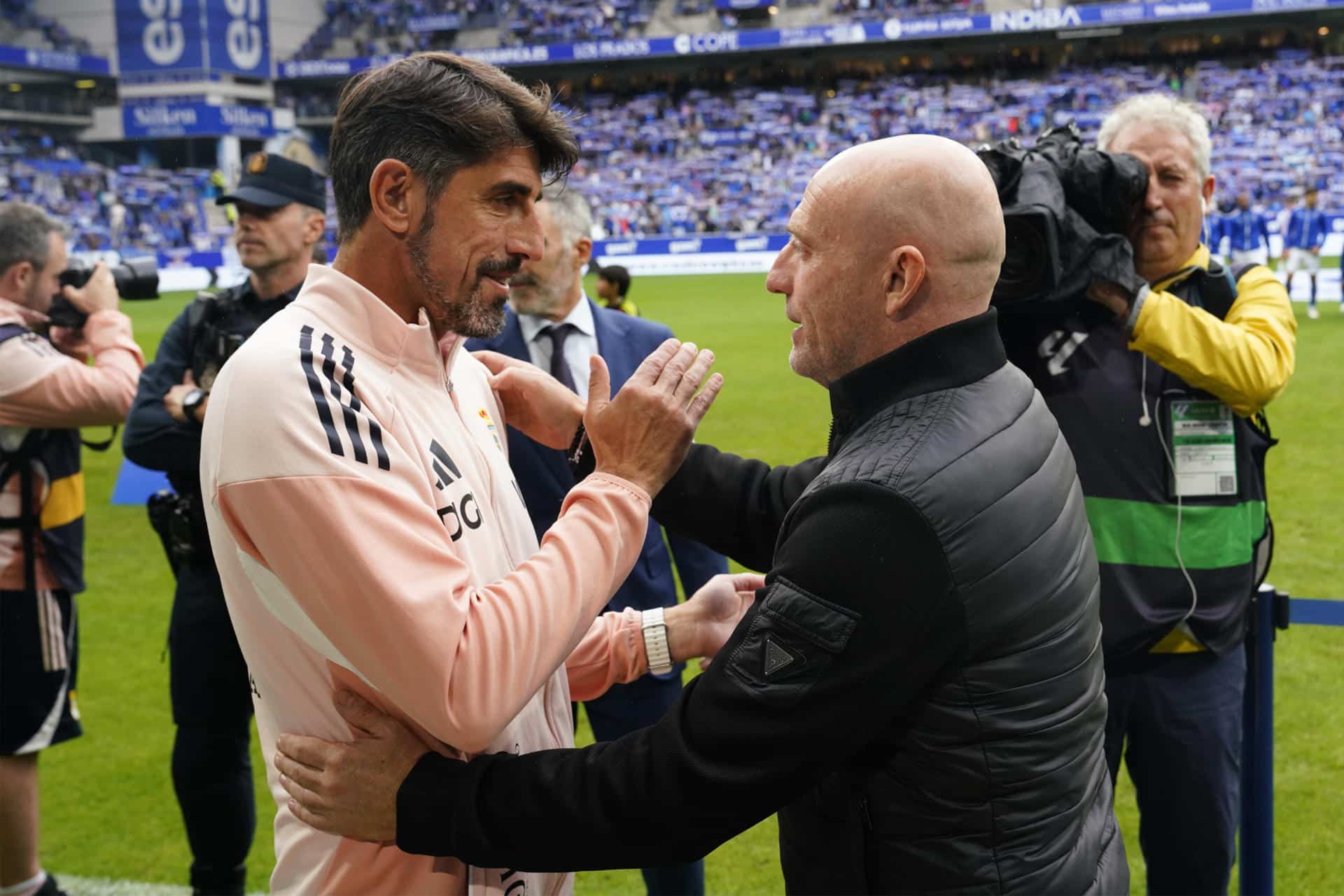 El entrenador del Real Oviedo, Veljko Paunovic (i), saluda a su homólogo del Levante, Julián Calero, momentos antes del inicio del partido de LaLiga EA Sports disputado por ambos equipos el pasado sábado en el Estadio Carlos Tartiere de Oviedo. EFE/ Paco Paredes
