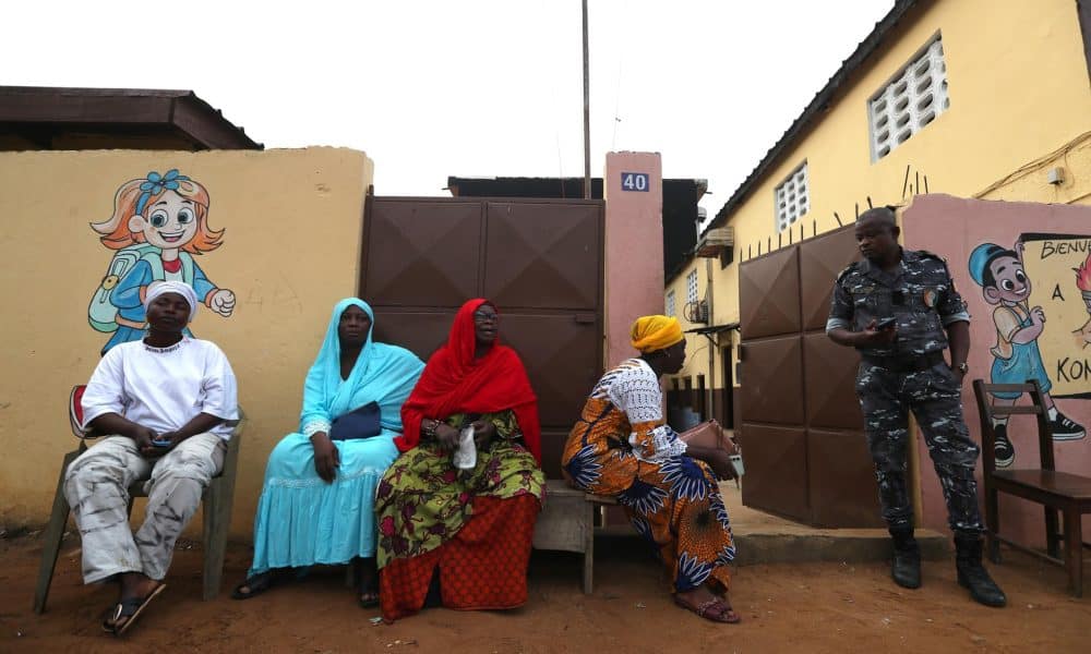 Varias personas esperan fuera de un centro de votación antes de votar en Abiyán, Costa de Marfil, el 25 de octubre de 2025.EFE/EPA/LEGNAN KOULA