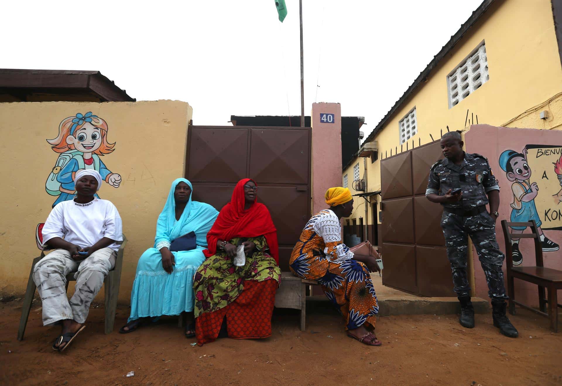 Varias personas esperan fuera de un centro de votación antes de votar en Abiyán, Costa de Marfil, el 25 de octubre de 2025.EFE/EPA/LEGNAN KOULA