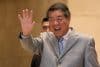 Kuala Lumpur (Malaysia), 25/10/2025.- Chinese Vice Premier He Lifeng waves as he as he leaves a hotel during ongoing trade talks between the United States and China, in Kuala Lumpur, Malaysia, 25 October 2025, on the sidelines of the 47th Asean Summit and Related Summits. (Malasia, Estados Unidos) EFE/EPA/HOW HWEE YOUNG
