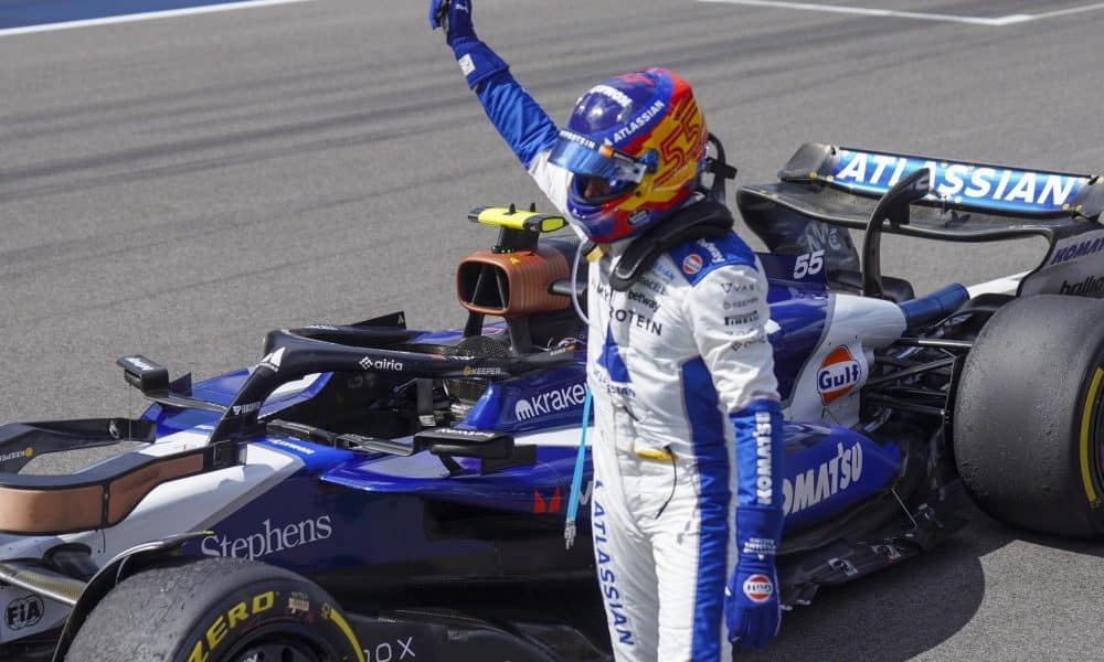 Carlos Sáinz saluda tras concluir tercero la carrera sprint del Gran Premio de Estados Unidos, en Austin (Texas). EFE/EPA/DUSTIN SAFRANEK