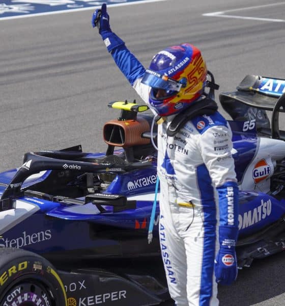 Carlos Sáinz saluda tras concluir tercero la carrera sprint del Gran Premio de Estados Unidos, en Austin (Texas). EFE/EPA/DUSTIN SAFRANEK
