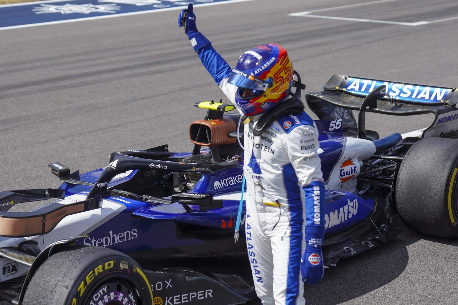 Carlos Sáinz saluda tras concluir tercero la carrera sprint del Gran Premio de Estados Unidos, en Austin (Texas). EFE/EPA/DUSTIN SAFRANEK