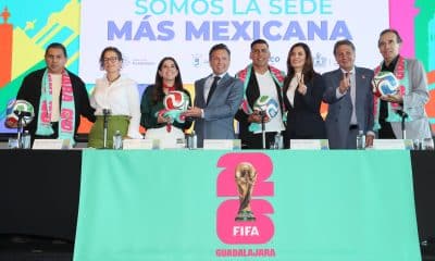 El exmundialista mexicano Ramón Morales (i), la secretaria de Turismo de Jalisco y exclavadista mexicana, Alejandra Orozco (3-i), el gobernador de Jalisco, Pablo Lemus (c), el exmundialista mexicano, Carlos Salcido (4-d), la presidenta municipal de Guadalajara, Verónica Delgadillo (3-d), el presidente municipal de Zapopan, Juan José Frangie (2-d), y el exmundialista mexicano Fernando Quirarte (d); posan al final de una rueda de prensa este lunes, en Ciudad de México (México). EFE/ Mario Guzmán