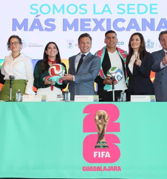 El exmundialista mexicano Ramón Morales (i), la secretaria de Turismo de Jalisco y exclavadista mexicana, Alejandra Orozco (3-i), el gobernador de Jalisco, Pablo Lemus (c), el exmundialista mexicano, Carlos Salcido (4-d), la presidenta municipal de Guadalajara, Verónica Delgadillo (3-d), el presidente municipal de Zapopan, Juan José Frangie (2-d), y el exmundialista mexicano Fernando Quirarte (d); posan al final de una rueda de prensa este lunes, en Ciudad de México (México). EFE/ Mario Guzmán