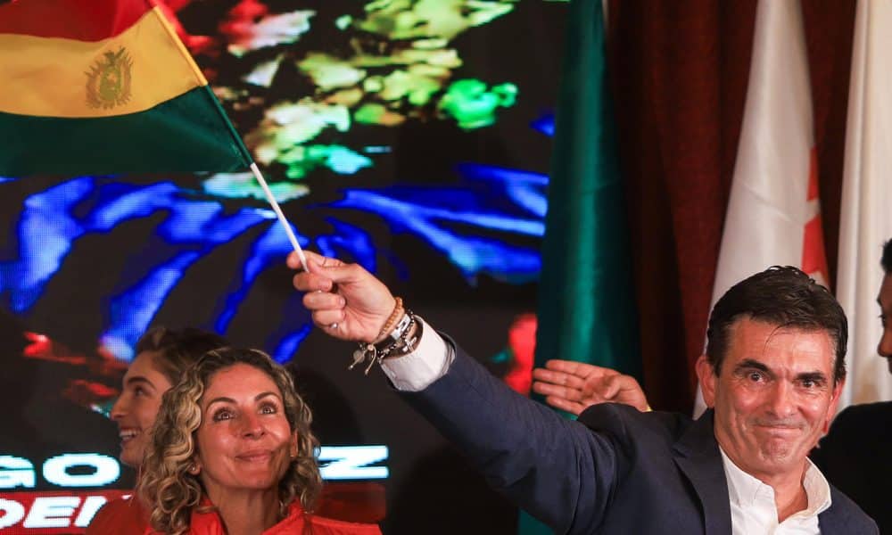 El senador centrista Rodrigo Paz Pereira ondea una bandera de Bolivia este domingo, en La Paz (Bolivia). EFE/ Gabriel Márquez