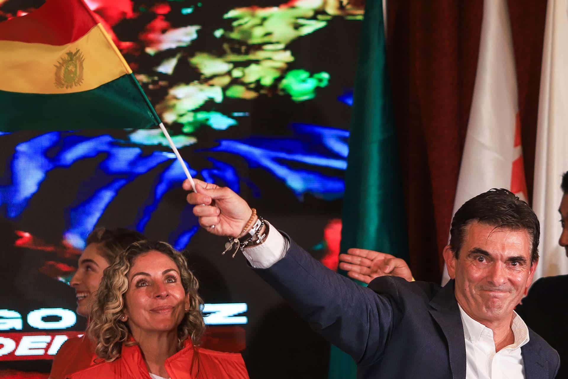 El senador centrista Rodrigo Paz Pereira ondea una bandera de Bolivia este domingo, en La Paz (Bolivia). EFE/ Gabriel Márquez