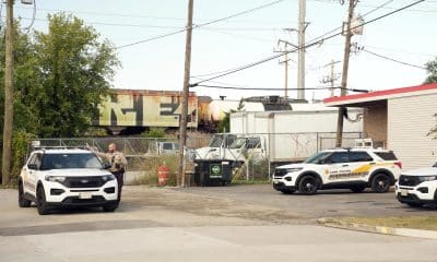 Integrantes de la Policía Estatal de Illinois y del Sheriff del Condado Cook vigilan afuera del centro de detención del Servicio de Inmigración y Control de Aduanas (ICE) este miércoles, en Broadview (Estados Unidos). EFE/ Manuel Márquez