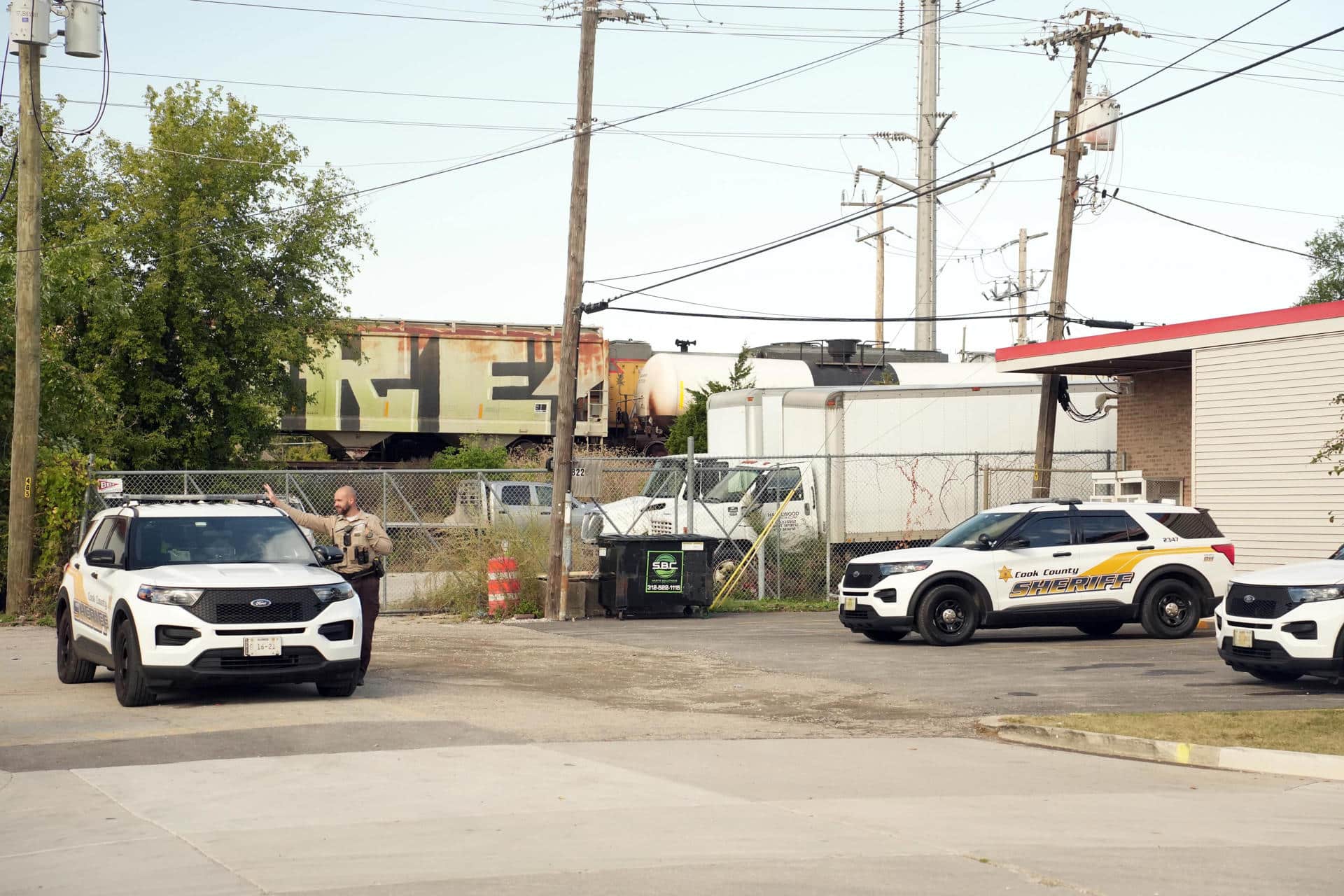 Integrantes de la Policía Estatal de Illinois y del Sheriff del Condado Cook vigilan afuera del centro de detención del Servicio de Inmigración y Control de Aduanas (ICE) este miércoles, en Broadview (Estados Unidos). EFE/ Manuel Márquez