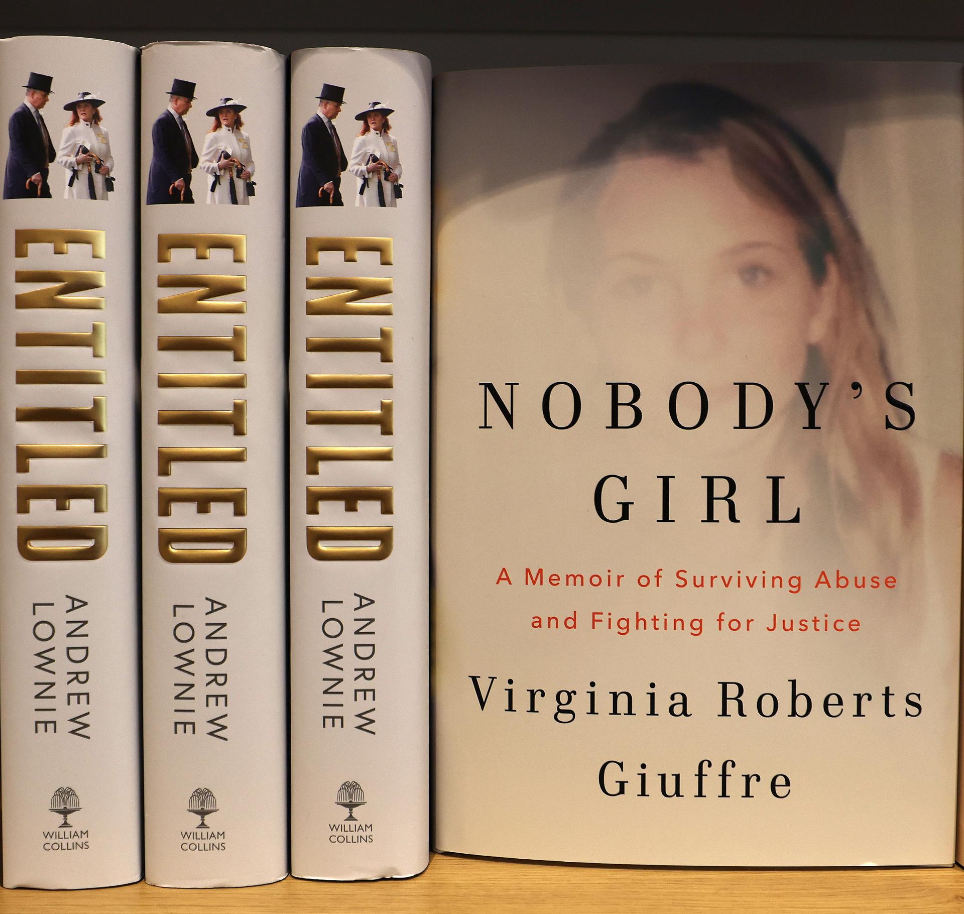El libro póstumo de Virginia Giuffre, titulado 'Nobody's Girl' en una librería tras su publicación en Londres, Reino Unido, 21 de octubre de 2025. 
EFE/EPA/ANDY RAIN
 
//////////
 
LONDON (United Kingdom), 21/10/2025.- Virginia Giuffre's posthumous memoir, titled 'Nobody's Girl' (R), is on display at a bookshop after its publication in London, Britain, 21 October 2025. Giuffre, who took her own life almost six months ago, had for years accused Prince Andrew and Jeffrey Epstein of abusing her. (Reino Unido, Londres) EFE/EPA/ANDY RAIN