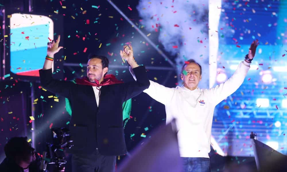 El candidato a la Presidencia de Bolivia Jorge Tuto Quiroga (d) junto al candidato a la Vicepresidencia Juan Pablo Velasco asisten a un evento de cierre de campaña este miércoles, en La Paz (Bolivia). EFE/ Luis Gandarillas