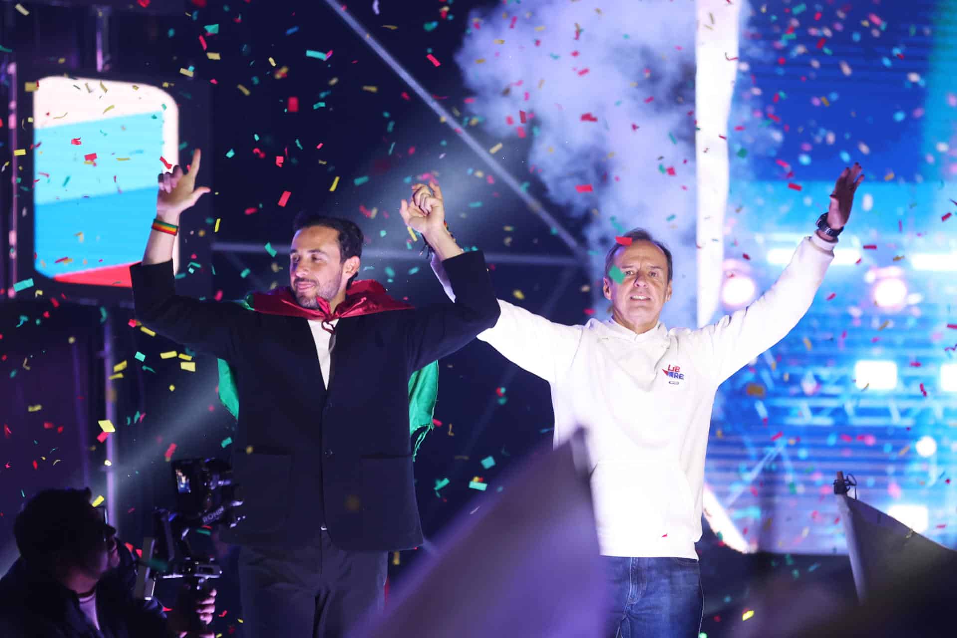 El candidato a la Presidencia de Bolivia Jorge Tuto Quiroga (d) junto al candidato a la Vicepresidencia Juan Pablo Velasco asisten a un evento de cierre de campaña este miércoles, en La Paz (Bolivia). EFE/ Luis Gandarillas