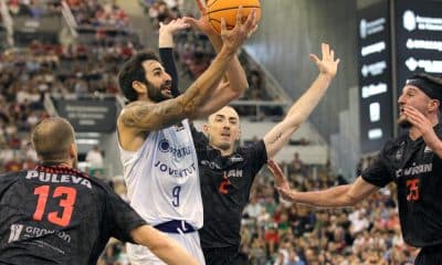 Los jugadores del Covirán Granada Matt Thomas (i), Jonathan Rousselle (2d) y Zach Hankins (d) rodean a Ricky Rubio, (2i), del Joventut de Badalona, durante el partido de la Liga Endesa contra el Joventut de Badalona, en el Palacio de los Deportes de Granada. EFE/ Pepe Torres
