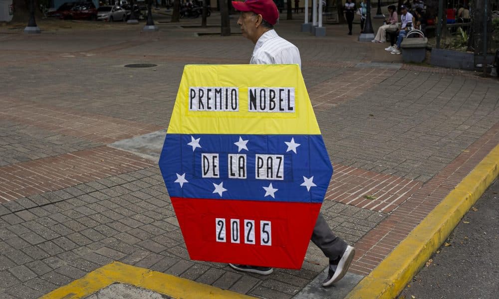 El activista Rafael Araujo camina con una cometa con un mensaje referente al premio Nobel de la Paz 2025 a la líder opositora María Corina Machado, el 10 de octubre de 2025, en Caracas (Venezuela).EFE/ Miguel Gutiérrez