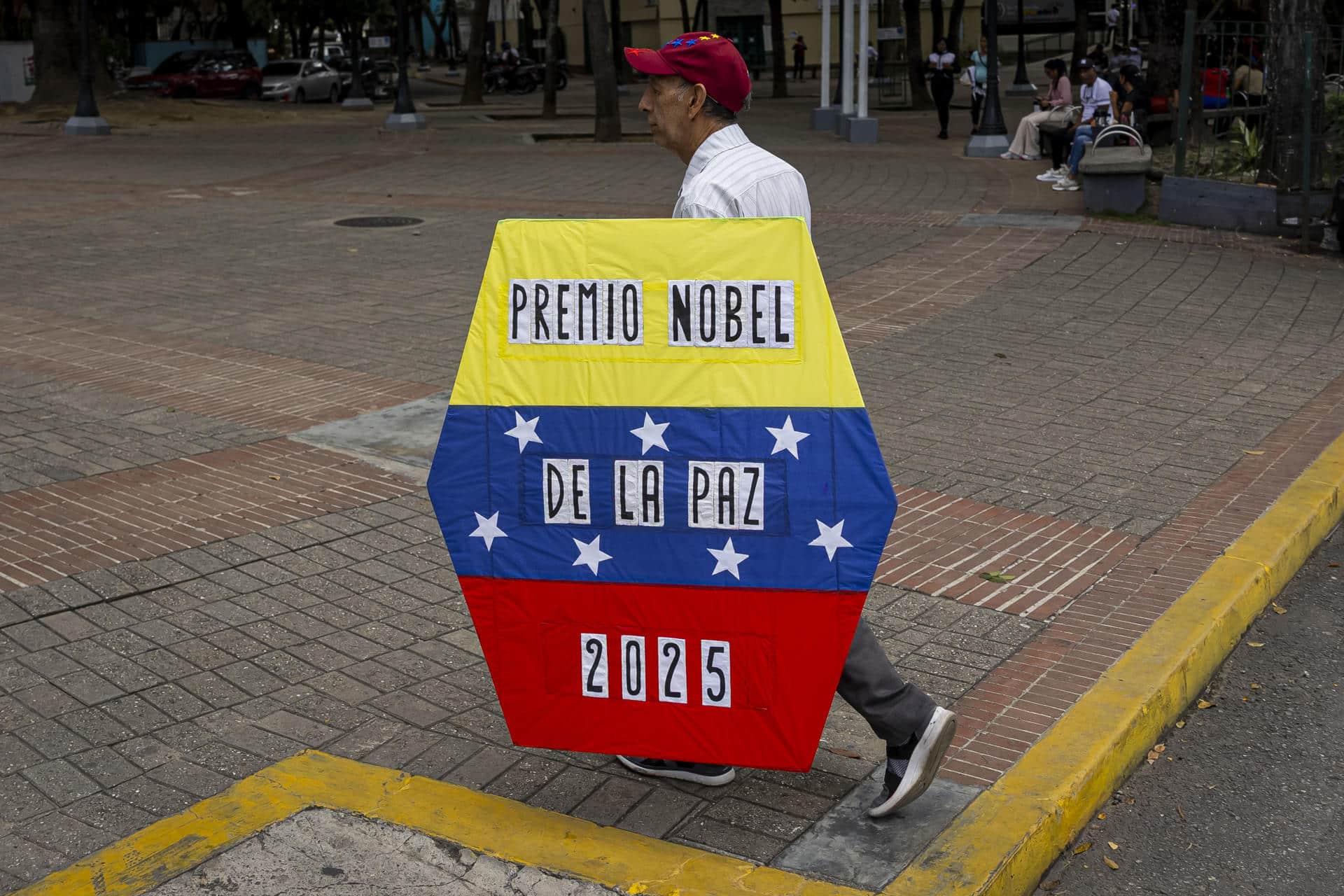 El activista Rafael Araujo camina con una cometa con un mensaje referente al premio Nobel de la Paz 2025 a la líder opositora María Corina Machado, el 10 de octubre de 2025, en Caracas (Venezuela).EFE/ Miguel Gutiérrez