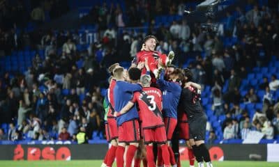 Los jugadores del Rayo celebran la victoria y "mantean" a 'Pacha' Espino al término del partido de LaLiga de fútbol que Real Sociedad y Rayo Vallecano disputaron en el Real Arena, en San Sebastián. EFE/Juan Herrero