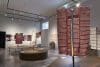 Un proyecto de arte social expuesto en el Museo Etnológico de Viena ('Weltmuseum'), explora a través de los hilos y los colores el concepto del "tiempo" como reliquia ancestral, devolviendo el valor al proceso creativo de artesanas y artesanos tejedores de 30 comunidades indígenas de México. En la imagen, huipiles indígenas teñidos con plantas, minerales e insectos, que deslumbran con sus colores en la segunda sala en la exposición 'Los colores de la tierra' inaugurada esta semana y abierta al público hasta abril de 2026. EFE/ Núria Morchón