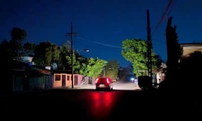 Fotografía de una calle sin luz, en La Habana (Cuba). EFE/ Ernesto Mastrascusa
