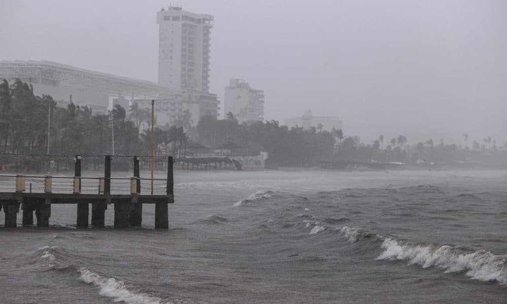 Fotografía de archivo que muestra la lluvia y el fuerte oleaje en el balneario de Acapulco en el estado de Guerrero (México). EFE/ David Guzmán.
