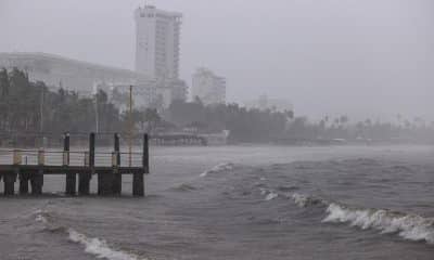 Fotografía de archivo que muestra la lluvia y el fuerte oleaje en el balneario de Acapulco en el estado de Guerrero (México). EFE/ David Guzmán.