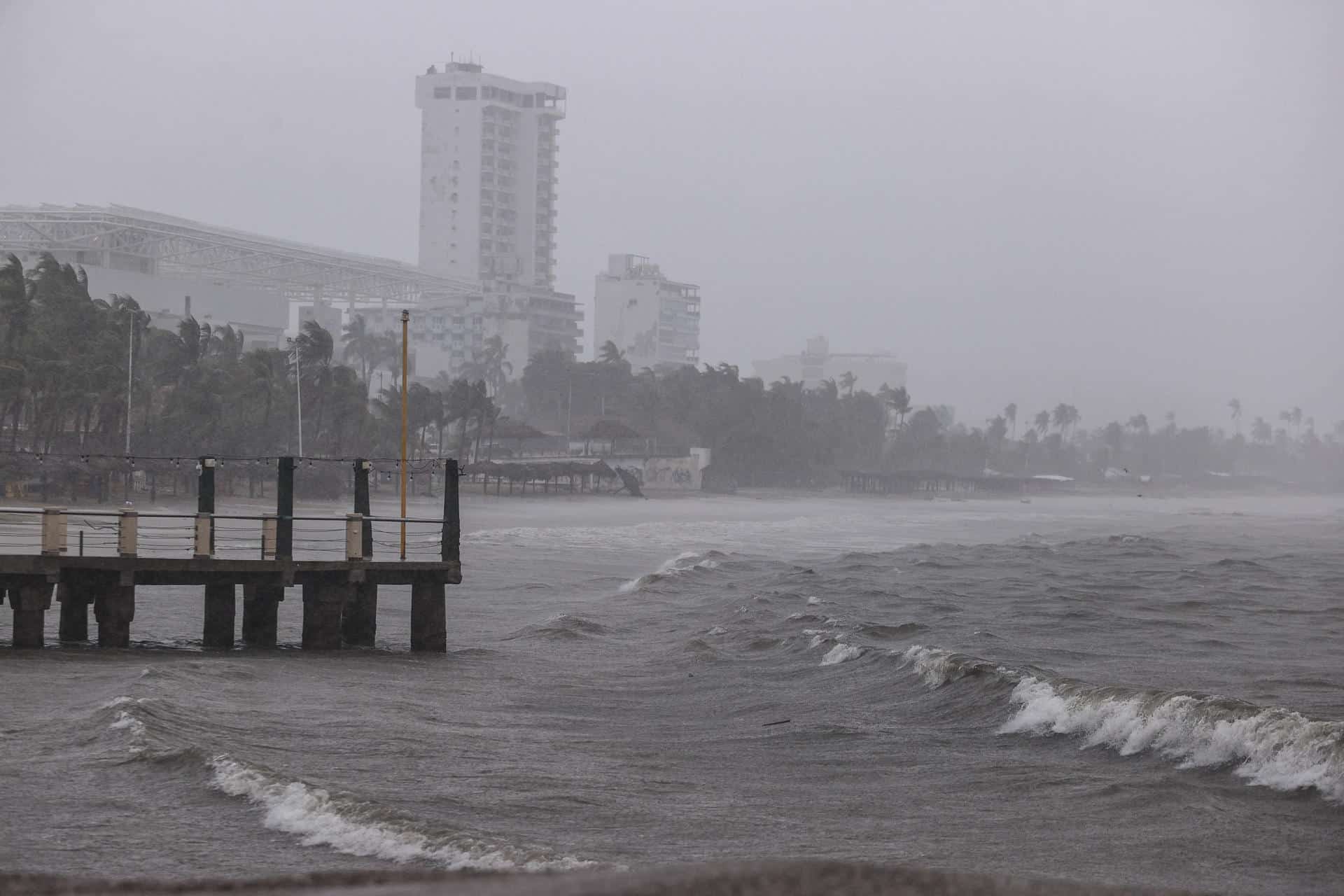 Fotografía de archivo que muestra la lluvia y el fuerte oleaje en el balneario de Acapulco en el estado de Guerrero (México). EFE/ David Guzmán.