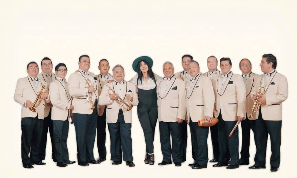 Fotografía cedida por All Parts Move donde aparece la cantante cubanovenezolana, María Conchita Alonso (c), posando junto a los integrantes de La Sonora Santanera, con quienes lanzó su sencillo 'Vamos a bailar guajira'. EFE/ All Parts Move /SOLO USO EDITORIAL/NO VENTAS/SOLO DISPONIBLE PARA ILUSTRAR LA NOTICIA QUE ACOMPAÑA (CRÉDITO OBLIGATORIO)