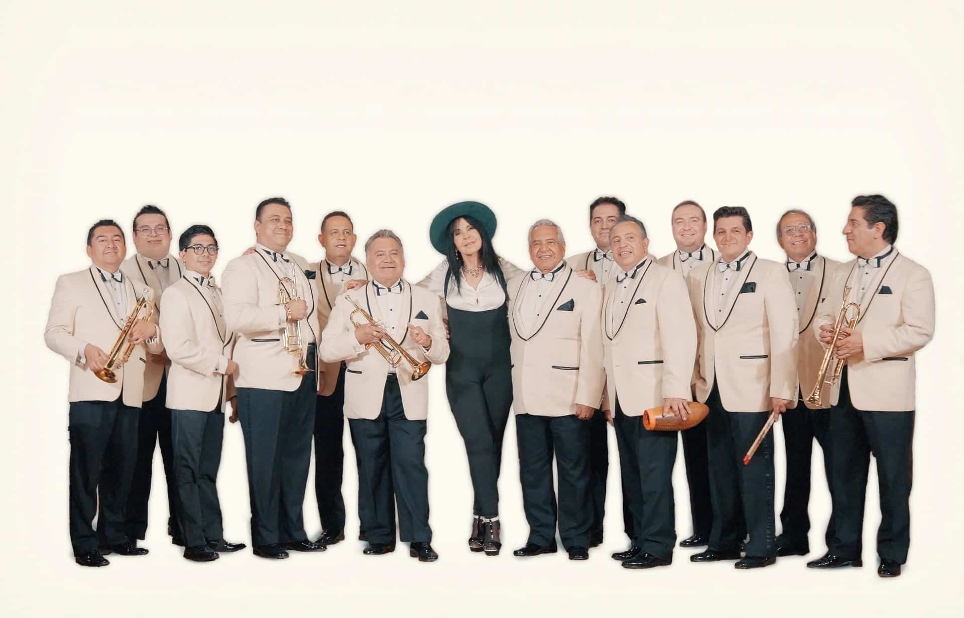 Fotografía cedida por All Parts Move donde aparece la cantante cubanovenezolana, María Conchita Alonso (c), posando junto a los integrantes de La Sonora Santanera, con quienes lanzó su sencillo 'Vamos a bailar guajira'. EFE/ All Parts Move /SOLO USO EDITORIAL/NO VENTAS/SOLO DISPONIBLE PARA ILUSTRAR LA NOTICIA QUE ACOMPAÑA (CRÉDITO OBLIGATORIO)