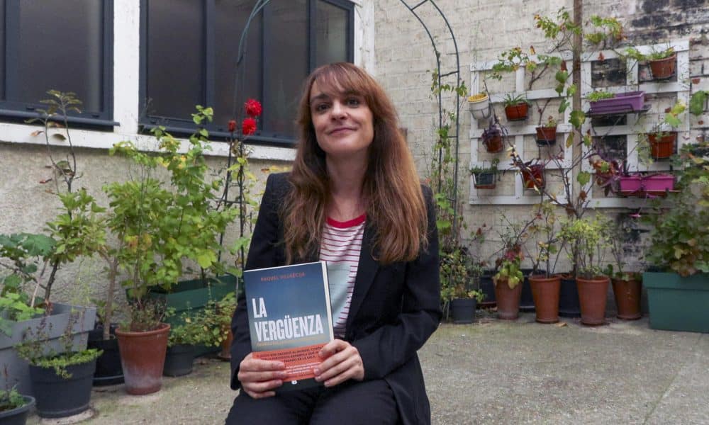 Raquel Villaécija, periodista y autora del libro 'La Vergüenza. Crónica del juicio del caso Pelicot' (Penguin Random House), posa junto a su obra durante una entrevista con EFE en París. EFE/ Edgar Sapiña Manchado