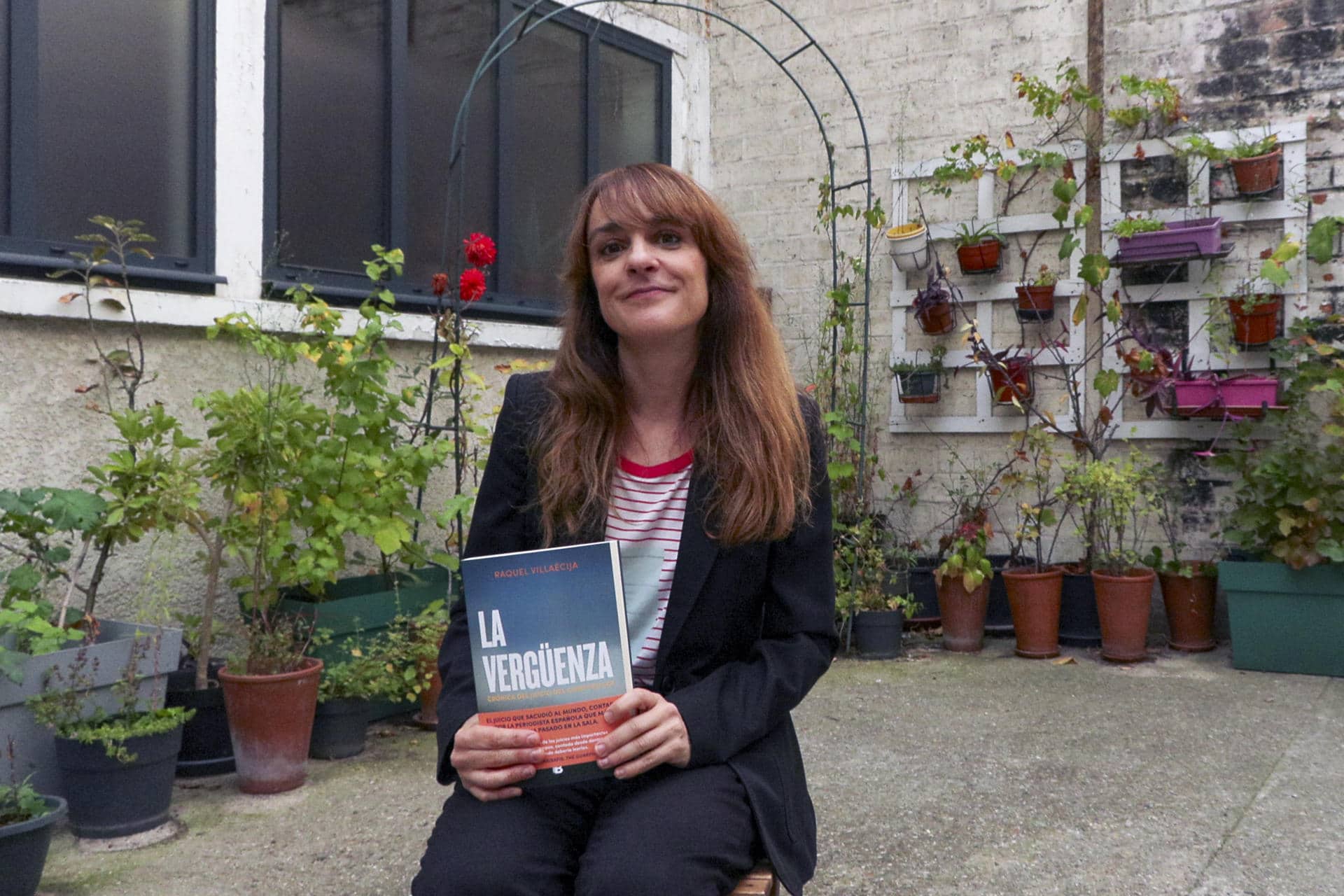 Raquel Villaécija, periodista y autora del libro 'La Vergüenza. Crónica del juicio del caso Pelicot' (Penguin Random House), posa junto a su obra durante una entrevista con EFE en París. EFE/ Edgar Sapiña Manchado