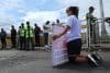 Familiares de ciudadanos colombianos detenidos en Venezuela sostienen carteles en una protesta para exigir su libertad este sábado, en el puente internacional Simón Bolívar en La Parada (Colombia).
