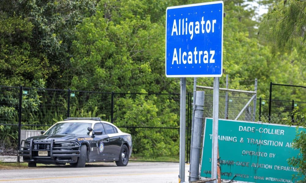 Fotografía de archivo del 14 de julio de 2025 de un vehículo de la Policía de Estados Unidos custodiando la entrada del nuevo centro de detención Alligator Alcatraz en Ochopee, Florida (EE.UU.). EFE/EPA/CRISTOBAL HERRERA-ULASHKEVICH /ARCHIVO