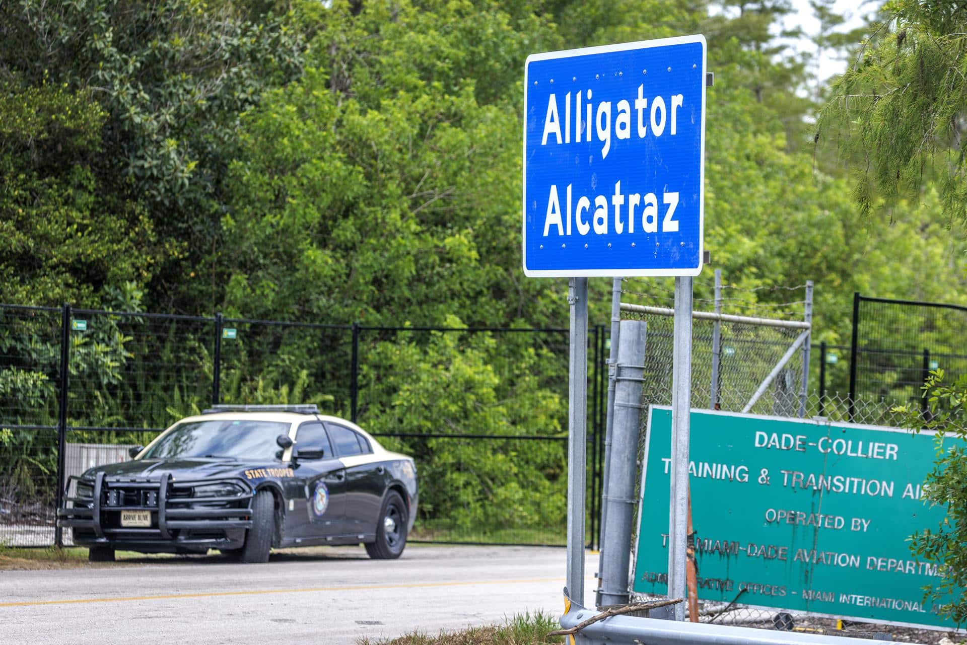 Fotografía de archivo del 14 de julio de 2025 de un vehículo de la Policía de Estados Unidos custodiando la entrada del nuevo centro de detención Alligator Alcatraz en Ochopee, Florida (EE.UU.). EFE/EPA/CRISTOBAL HERRERA-ULASHKEVICH /ARCHIVO