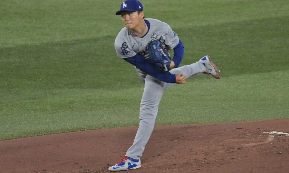 El lanzador de Los Angeles Dodgers Yoshinobu Yamamoto sigue con un lanzamiento contra los Toronto Blue Jays durante la primera entrada del juego dos de la Serie Mundial de la MLB. EFE/EPA/EDUARDO LIMA