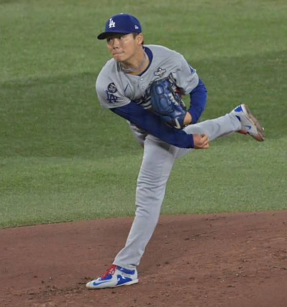 El lanzador de Los Angeles Dodgers Yoshinobu Yamamoto sigue con un lanzamiento contra los Toronto Blue Jays durante la primera entrada del juego dos de la Serie Mundial de la MLB. EFE/EPA/EDUARDO LIMA