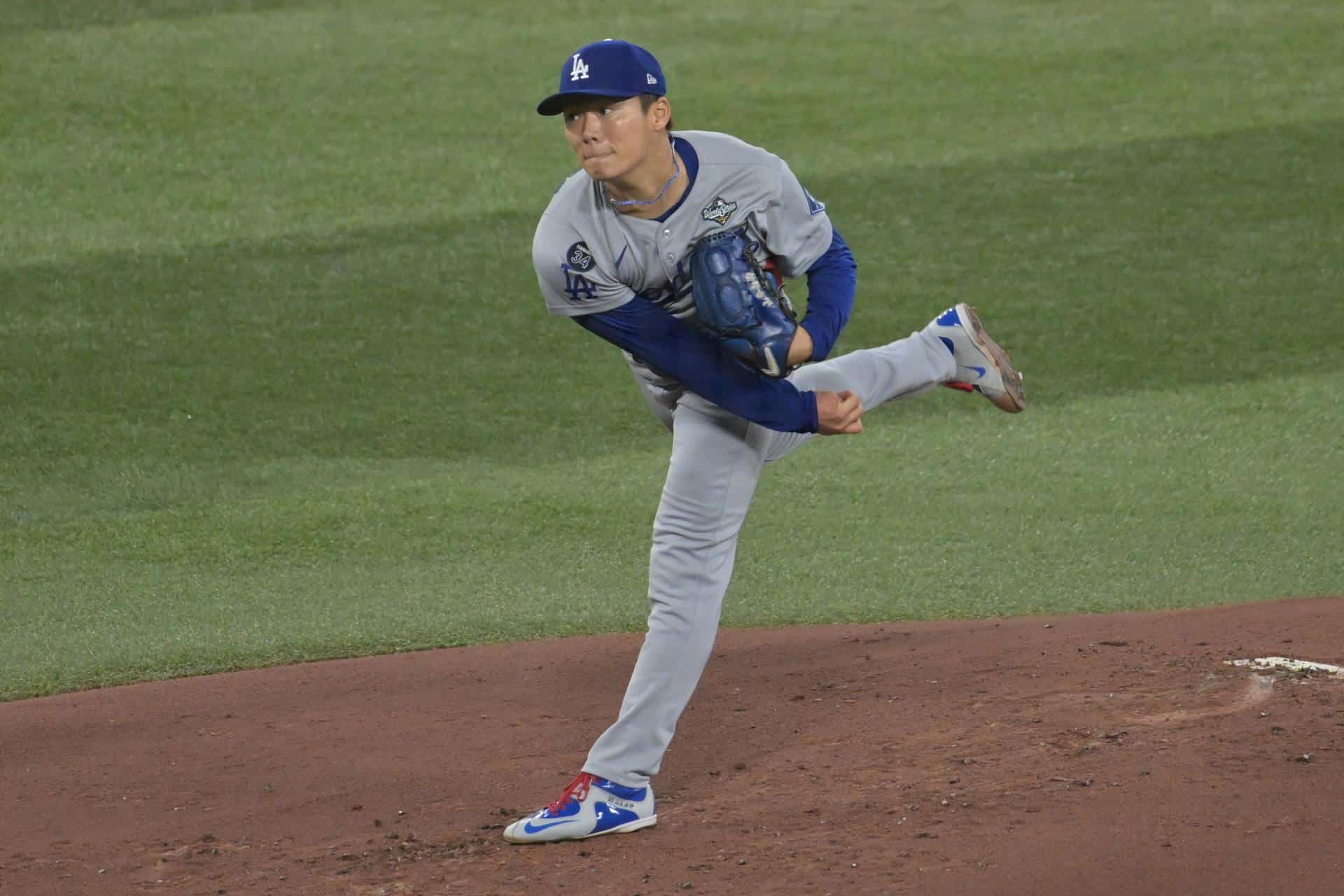 El lanzador de Los Angeles Dodgers Yoshinobu Yamamoto sigue con un lanzamiento contra los Toronto Blue Jays durante la primera entrada del juego dos de la Serie Mundial de la MLB. EFE/EPA/EDUARDO LIMA