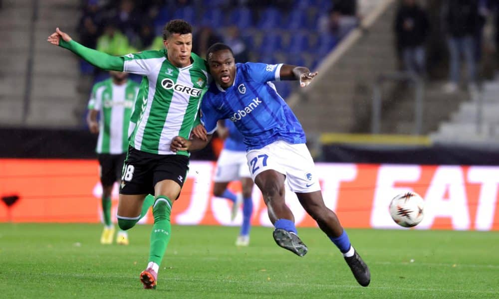 Ken Nkuba (d), del Genk, en acción contra Joris Kayembe (i), del Betis, durante el partido de este jueves de Liga Europa. EFE/ OLIVIER MATTHYS