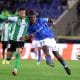 Ken Nkuba (d), del Genk, en acción contra Joris Kayembe (i), del Betis, durante el partido de este jueves de Liga Europa. EFE/ OLIVIER MATTHYS