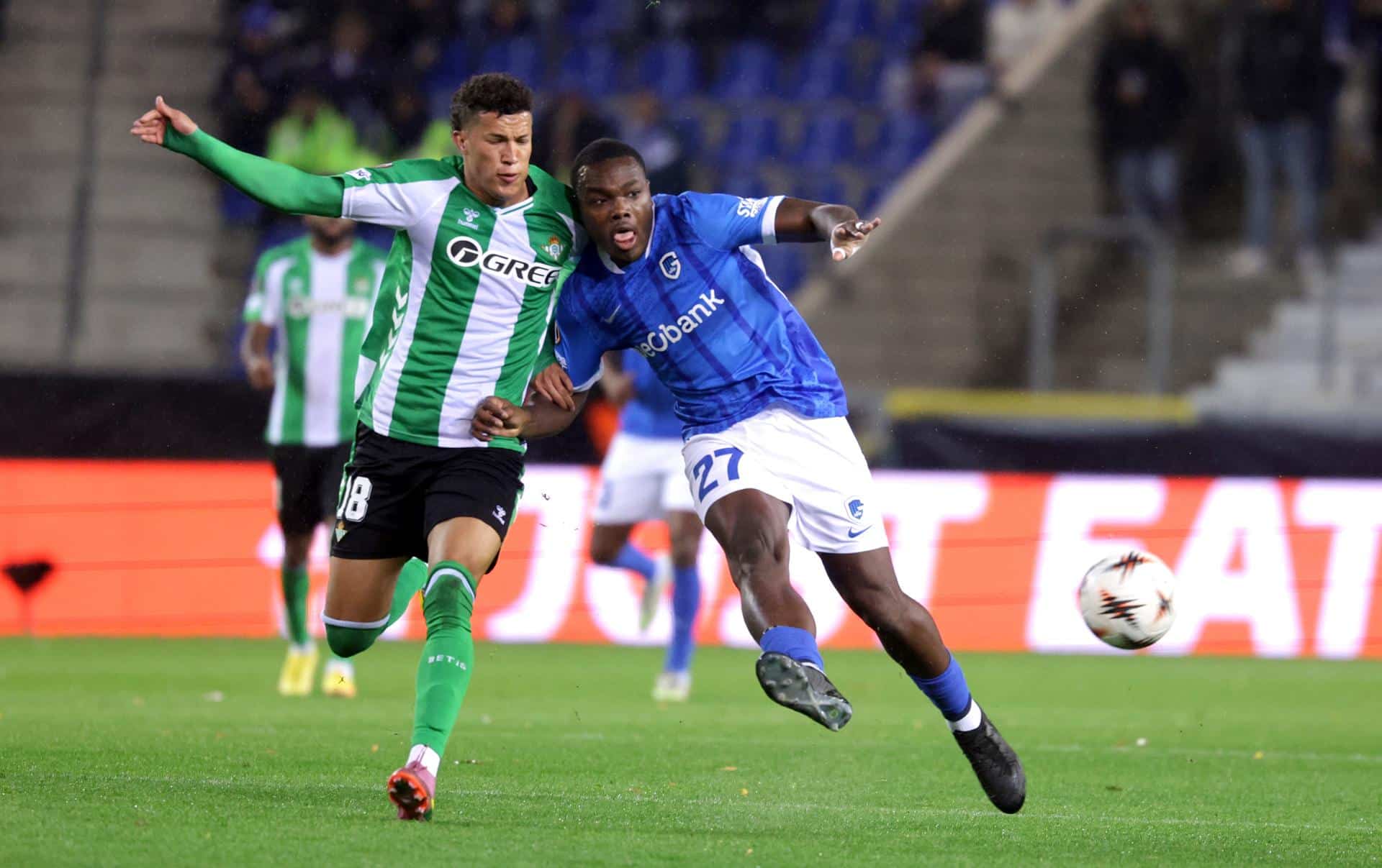 Ken Nkuba (d), del Genk, en acción contra Joris Kayembe (i), del Betis, durante el partido de este jueves de Liga Europa. EFE/ OLIVIER MATTHYS
