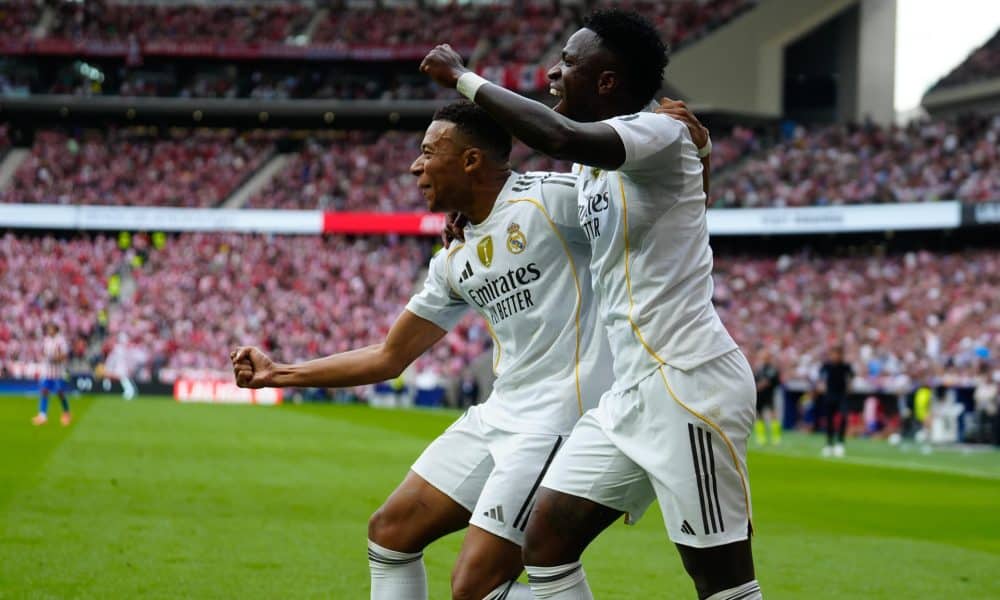 Vinícius Júnior (d) y Kylian Mbappé del Real Madrid celebran unl gol en foto de achivo de Borja Sánchez-trillo. EFE