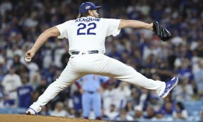 El lanzador de los Los Angeles Dodgers, Clayton Kershaw, en plena acción este miércoles durante el tercer juego al mejor de cinco de la Serie de División de la Liga Nacional de la MLB contra Philadelphia Phillies en Los Angeles (California) EFE/EPA/ALLISON DINNER