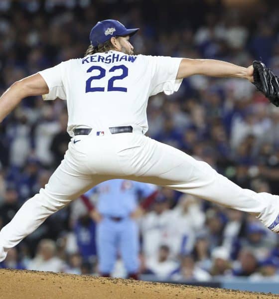 El lanzador de los Los Angeles Dodgers, Clayton Kershaw, en plena acción este miércoles durante el tercer juego al mejor de cinco de la Serie de División de la Liga Nacional de la MLB contra Philadelphia Phillies en Los Angeles (California) EFE/EPA/ALLISON DINNER