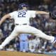 El lanzador de los Los Angeles Dodgers, Clayton Kershaw, en plena acción este miércoles durante el tercer juego al mejor de cinco de la Serie de División de la Liga Nacional de la MLB contra Philadelphia Phillies en Los Angeles (California) EFE/EPA/ALLISON DINNER