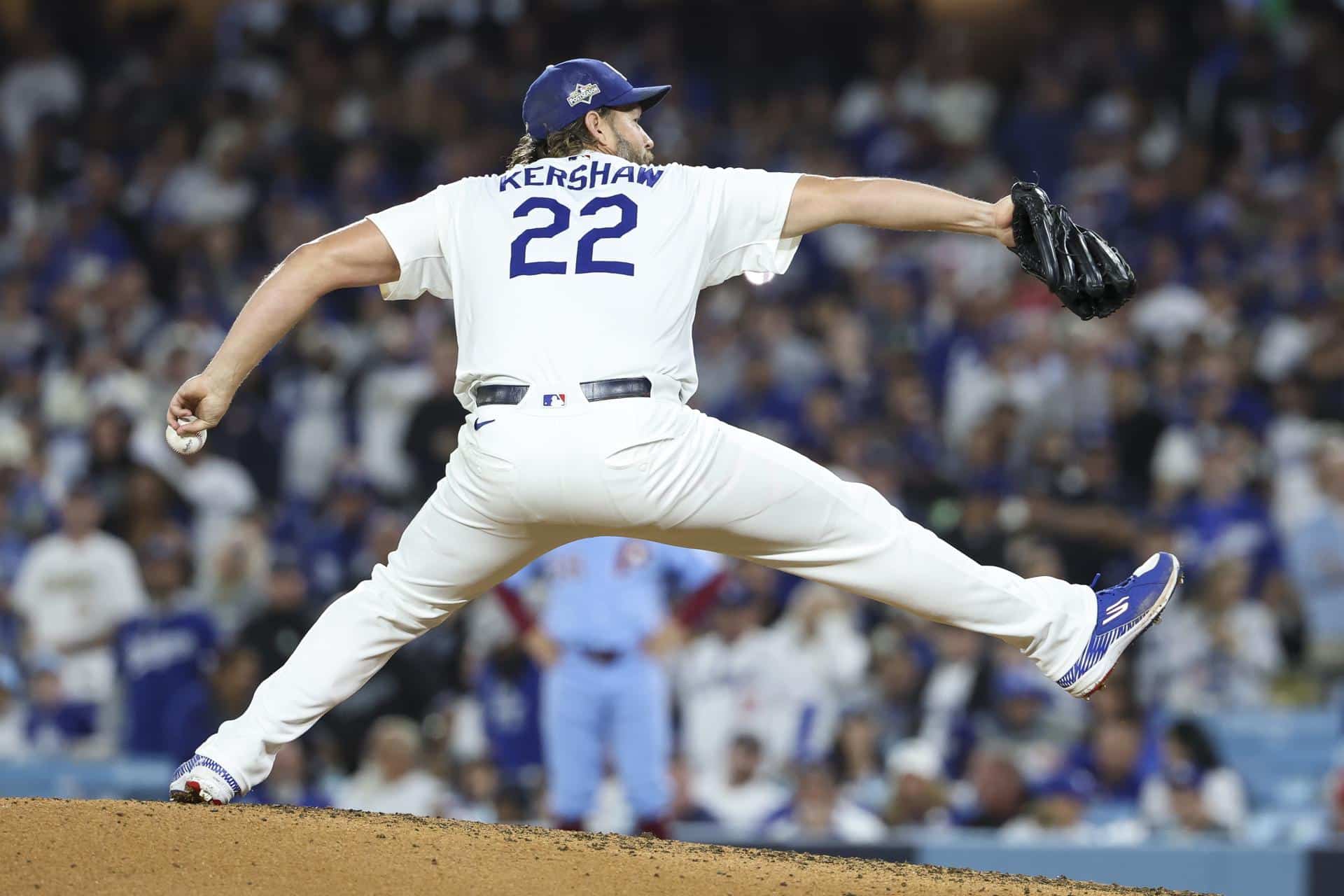 El lanzador de los Los Angeles Dodgers, Clayton Kershaw, en plena acción este miércoles durante el tercer juego al mejor de cinco de la Serie de División de la Liga Nacional de la MLB contra Philadelphia Phillies en Los Angeles (California) EFE/EPA/ALLISON DINNER