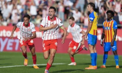 El centrocampista del Girona Arnau Martínez, celebra su gol contra el Valencia durante el partido de la jornada 8 de la LaLiga EA Sports entre el Girona FC y el Valencia, este sábado en el estadio municipal de Montilivi.-EFE/ David Borrat