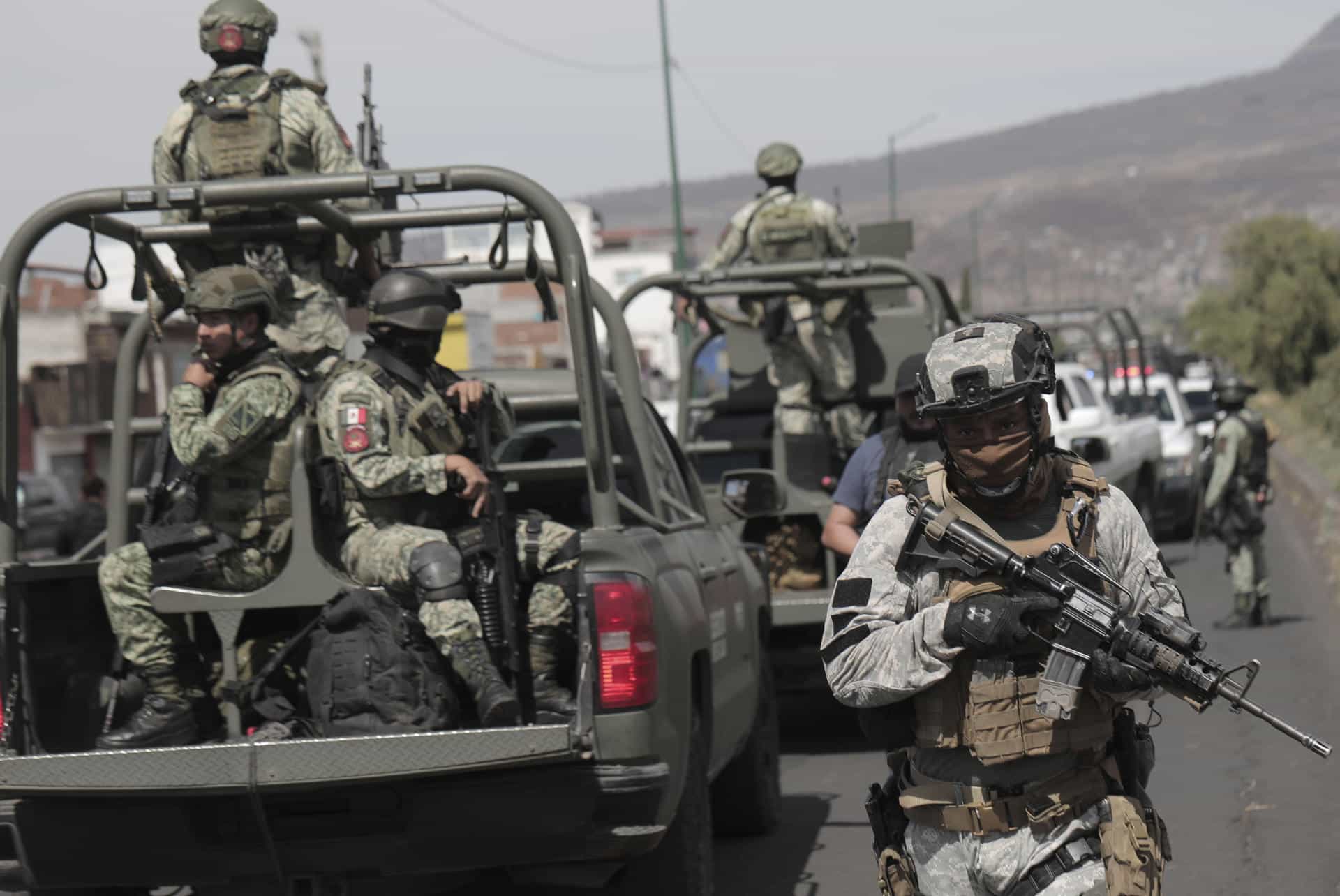 Miembros del Ejercito Mexicano y de la Guardia Nacional patrullan las principales avenidas en la Ciudad de Morelia en el estado de Michoacán (México). Imagen de archivo. EFE/ Iván Villanueva